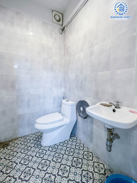 *****อาคารพาณิชย์มือสองย่านกรุงเทพฯ อาคารพาณิชย์ ซอยเพชรเกษม65/1 เนื้อที่กว้างขวางมากถึง 16 ตร.ว. ฟังก์ชัน 4 ห้องนอน 2 ห้องน้ำ ที่จอดรถ 1 คัน บ้านสไตล์คาเฟ่ ตกแต่งพร้อม ตั้งอยู่บนทำเลชุมชน เหมาะกับการค้าขาย เชื่อมต่อการเดินทางด้วยถนนเพชรเกษม จองเลย!